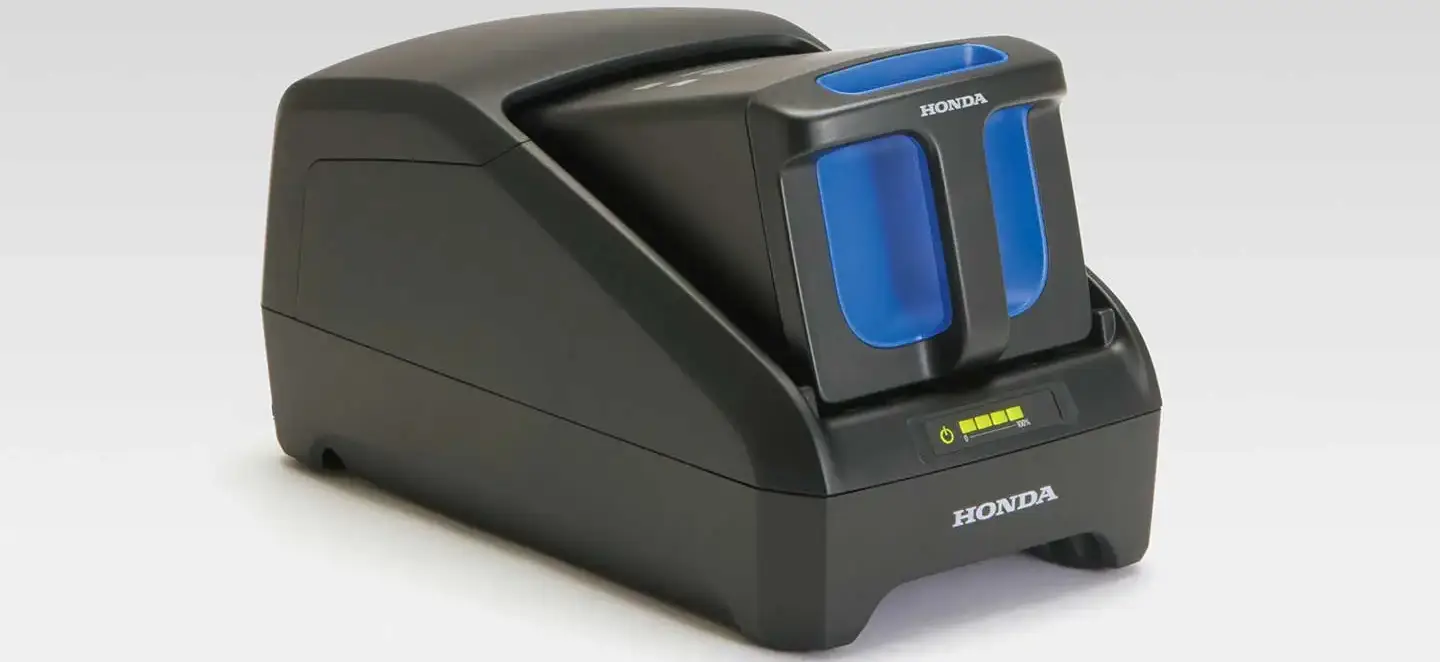 持ち運び可能な交換式バッテリーを採用